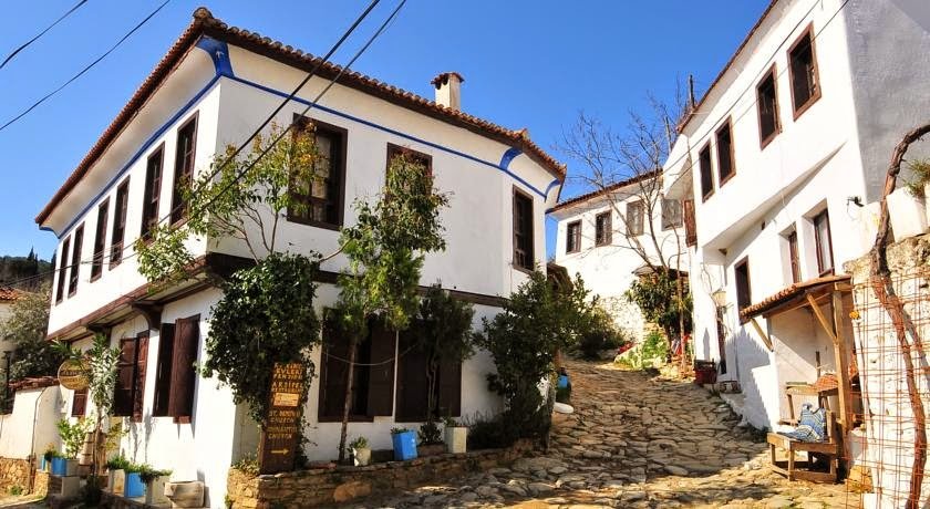 Kırkınca Butik Otel’in Şirince’deki mavi detaylı tarihî cephesi