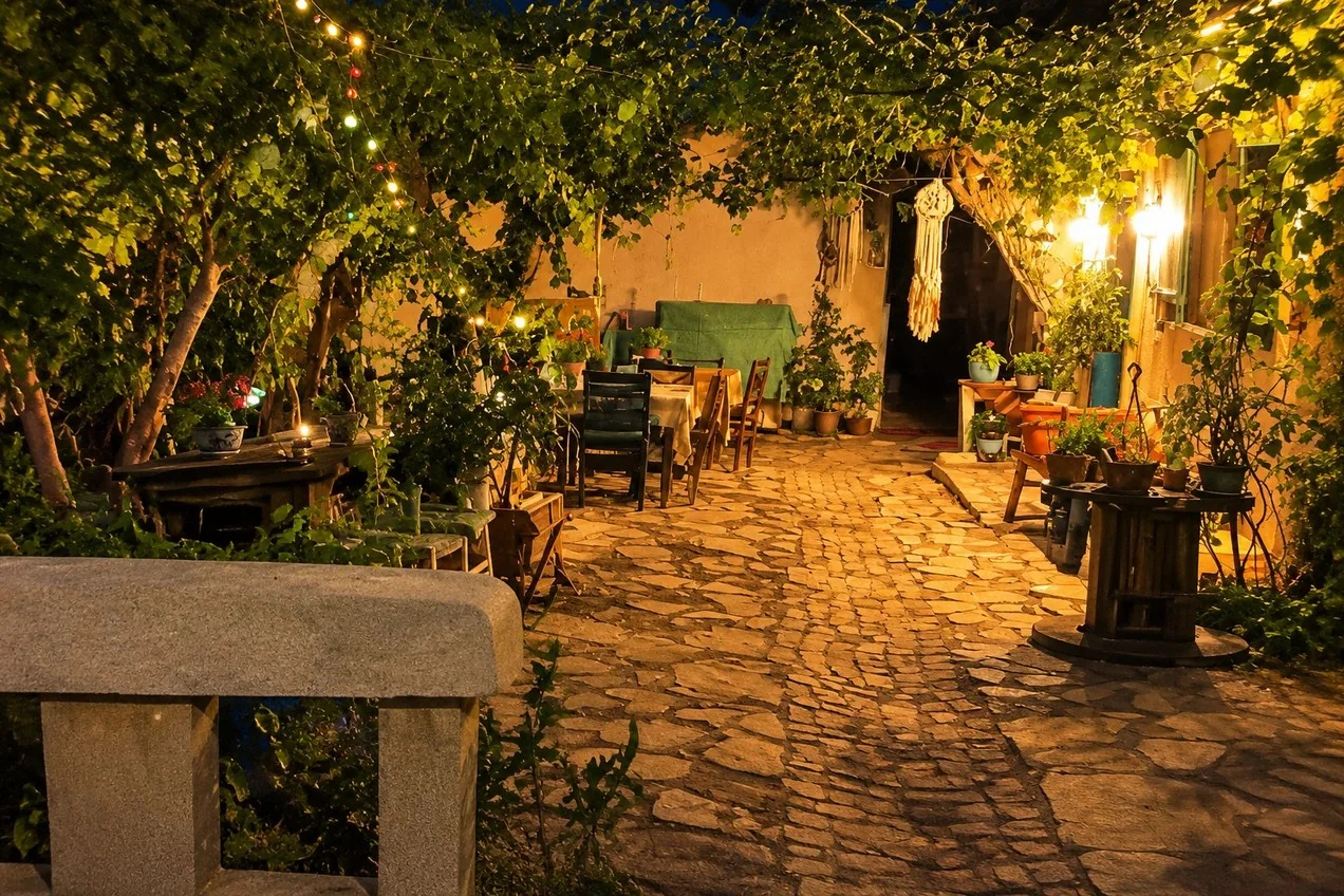 Akşam ışıkları altında restoranın bahçesi