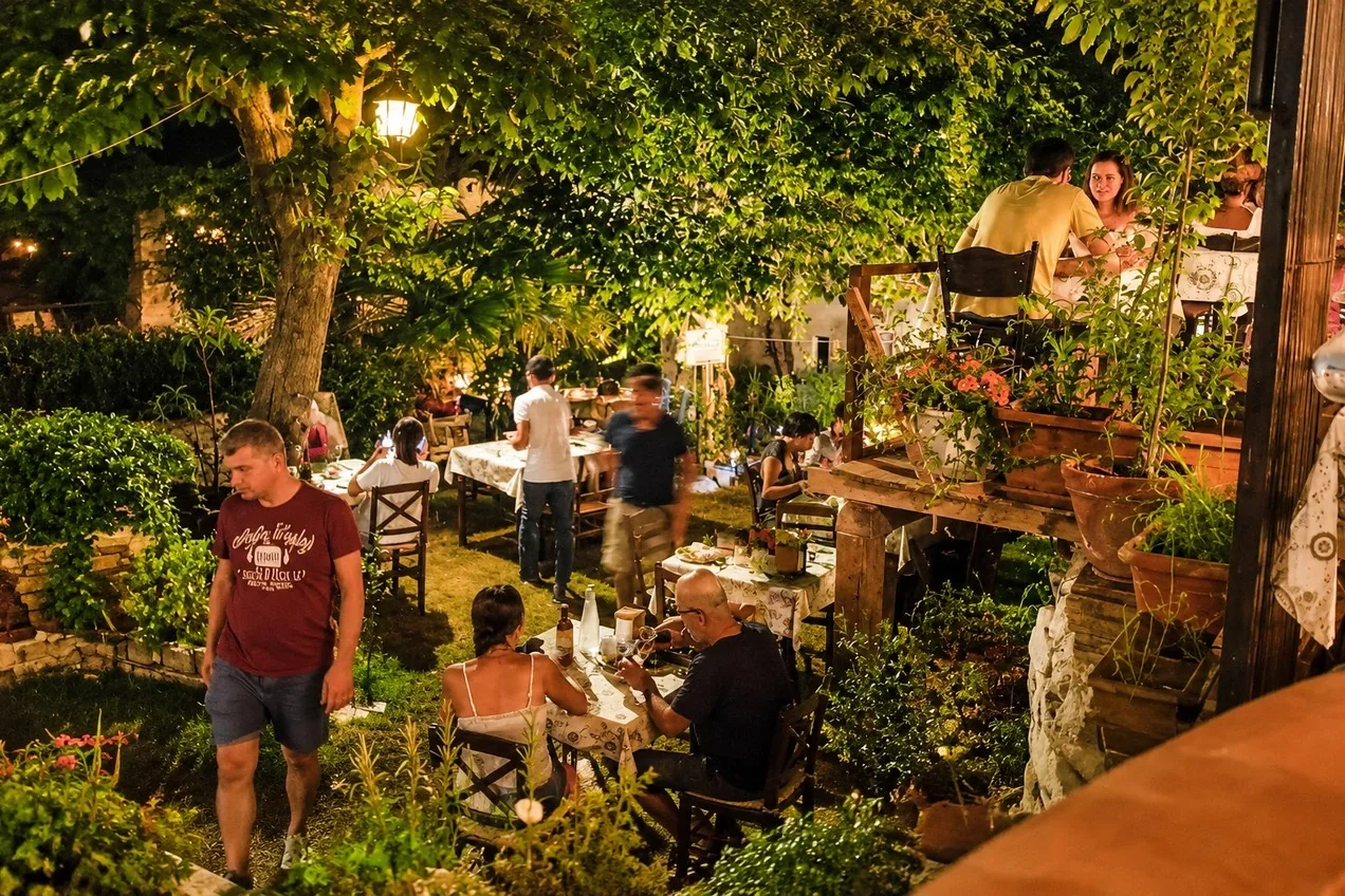 Akşam saatlerinde Kırkınca Restaurant bahçesindeki sofralar