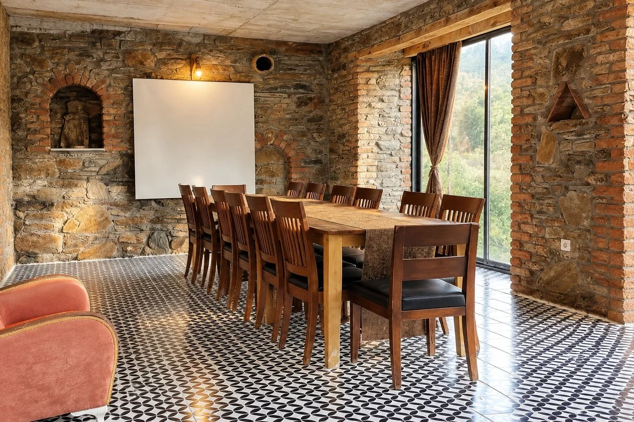 Kırkınca'nın taş duvarlı toplantı salonunda uzun masa ve sandalyeler