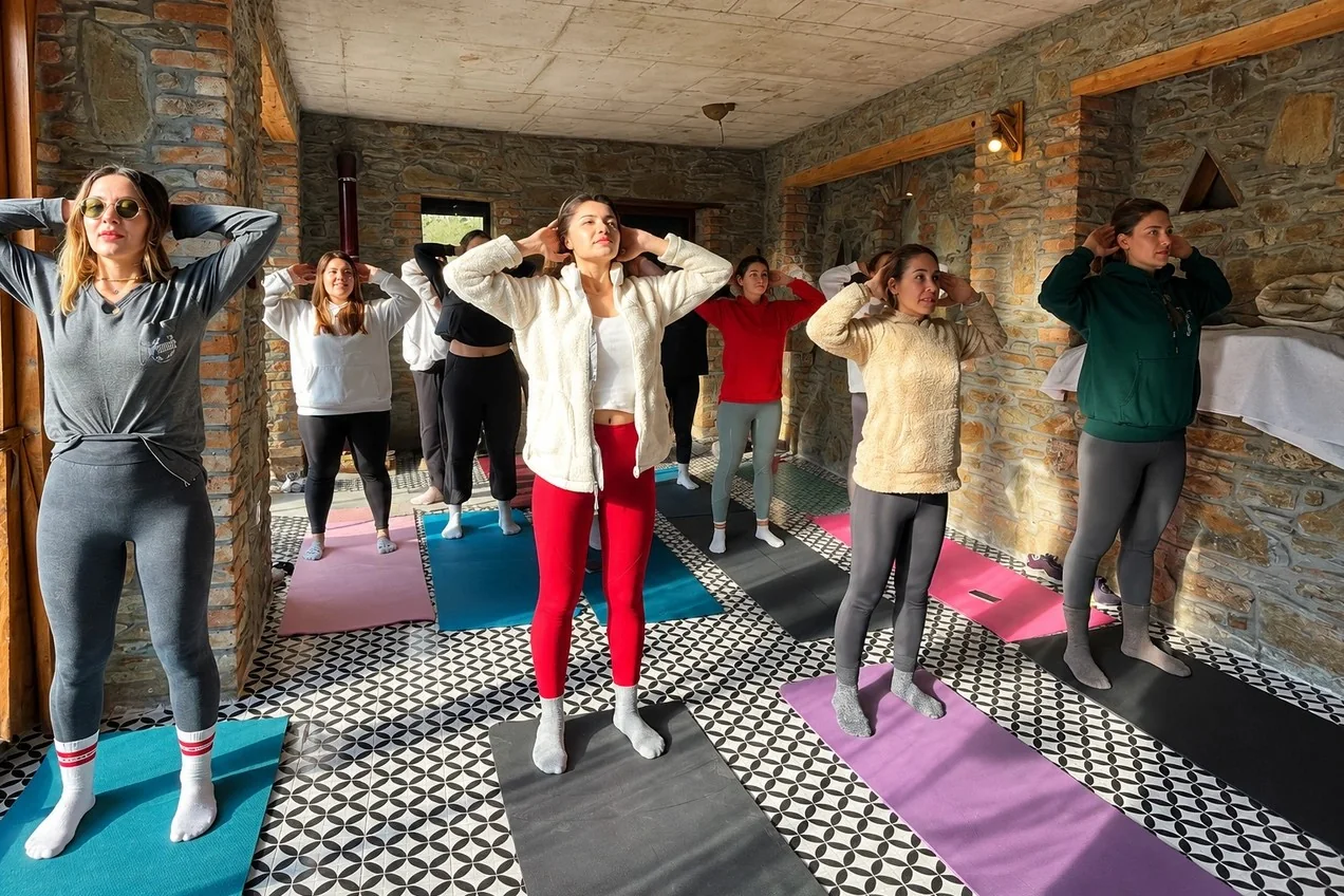 Kırkınca'daki yoga buluşmasında ayakta hareket eden katılımcılar